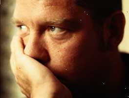 Φωτογραφία του ανθρώπου ακουμπάει το πηγούνι του στο χέρι του Φωτογραφία του ανθρώπου ακουμπάει το πηγούνι του στο χέρι του