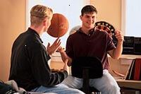 Εικόνα από δύο έφηβα αγόρια