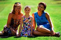 Εικόνα από δύο γυναίκες και ένα εφηβικό κορίτσι καθόταν πάνω σε μια κουβέρτα πικ-νικ Εικόνα από δύο γυναίκες και ένα εφηβικό κορίτσι καθόταν πάνω σε μια κουβέρτα πικ-νικ