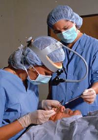 Εικόνα από χειρουργική επέμβαση ματιών, σε εξέλιξη Εικόνα από χειρουργική επέμβαση ματιών, σε εξέλιξη