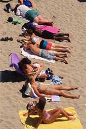 Η υπερβολική έκθεση στον ήλιο είναι ο πιο κοινός παράγοντας κινδύνου για την ανάπτυξη καρκίνου του δέρματος. Η υπερβολική έκθεση στον ήλιο είναι ο πιο κοινός παράγοντας κινδύνου για την ανάπτυξη καρκίνου του δέρματος.