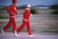 Εικόνα από δύο άτομα σε σωστή ταχύτητα άσκηση, τρέξιμο Εικόνα από δύο άτομα σε σωστή ταχύτητα άσκηση, τρέξιμο