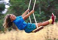 Εικόνα μιας νεαρής κοπέλας σε μια κούνια Εικόνα μιας νεαρής κοπέλας σε μια κούνια