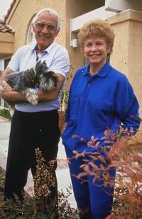 Εικόνα του άνδρα και της γυναίκας έξω με το σκύλο Εικόνα του άνδρα και της γυναίκας έξω με το σκύλο