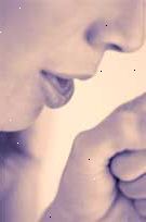 Ένα επίμονο βήχα είναι ένα από τα συμπτώματα του καρκίνου του θυρεοειδούς. Ένα επίμονο βήχα είναι ένα από τα συμπτώματα του καρκίνου του θυρεοειδούς.