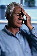 Εικόνα του ένας ηλικιωμένος άνδρας σφίξιμο πονώντας το κεφάλι του Εικόνα του ένας ηλικιωμένος άνδρας σφίξιμο πονώντας το κεφάλι του