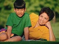 Εικόνα μιας μητέρας και ο νεαρός γιος της, χαμογελώντας Εικόνα μιας μητέρας και ο νεαρός γιος της, χαμογελώντας