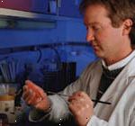 Εικόνα ενός άνδρα παθολόγος, επισήμανση ενός δείγματος