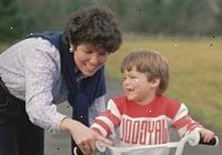 Εικόνα μιας μητέρας διδασκαλία γιο της, πώς να οδηγούν ένα ποδήλατο Εικόνα μιας μητέρας διδασκαλία γιο της, πώς να οδηγούν ένα ποδήλατο