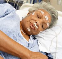 Φωτογραφία μιας γυναίκας που υποβάλλονται σε μελέτη ύπνου Φωτογραφία μιας γυναίκας που υποβάλλονται σε μελέτη ύπνου