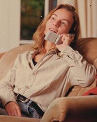 Εικόνα μιας γυναίκας, να μιλά στο τηλέφωνο Εικόνα μιας γυναίκας, να μιλά στο τηλέφωνο