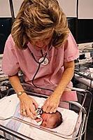 Εικόνα ενός γιατρού να ακούτε ένα νεογέννητο