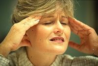 Φωτογραφία γυναίκα στον πόνο, με τα χέρια της σε ναούς της Φωτογραφία γυναίκα στον πόνο, με τα χέρια της σε ναούς της