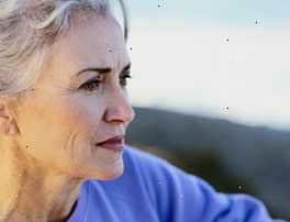 Μεσήλικας γυναίκα ατενίζουν την απόσταση