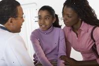 Φωτογραφία από μια μητέρα και την κόρη μιλάτε με έναν γιατρό Φωτογραφία από μια μητέρα και την κόρη μιλάτε με έναν γιατρό